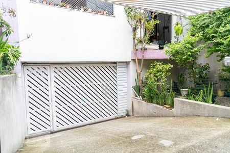 Casa de condomínio à venda com 220m², 3 quartos e 2 vagasFachada