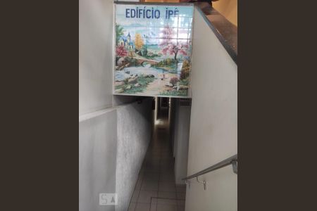 Apartamento à venda com 68m², 2 quartos e sem vaga Apartamento à venda com 68m², 2 quartos e sem vagaEscada