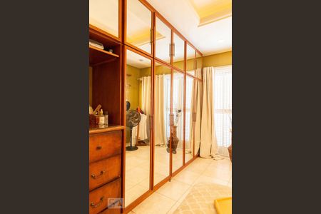 Casa à venda com 550m², 4 quartos e 4 vagas Casa à venda com 550m², 4 quartos e 4 vagasQuarto 4