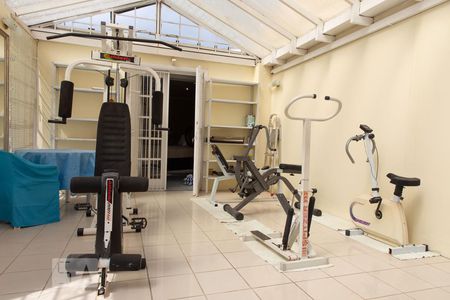 Casa à venda com 550m², 4 quartos e 4 vagas Casa à venda com 550m², 4 quartos e 4 vagasAcademia