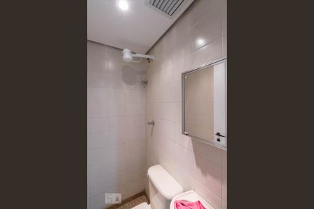 Apartamento à venda com 126m², 2 quartos e 3 vagas Apartamento à venda com 126m², 2 quartos e 3 vagasBanheiro de Serviço