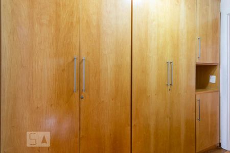 Apartamento à venda com 126m², 2 quartos e 3 vagas Apartamento à venda com 126m², 2 quartos e 3 vagasArmários Suite 1