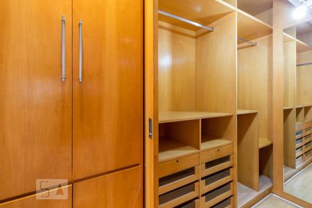 Apartamento à venda com 126m², 2 quartos e 3 vagas Apartamento à venda com 126m², 2 quartos e 3 vagasCloset Suite 2