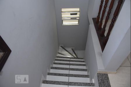 Casa para alugar com 90m², 2 quartos e 1 vagaEscada