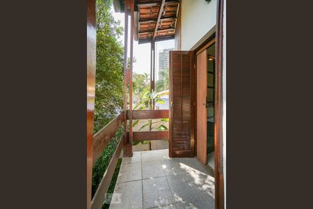 Casa à venda com 177m², 3 quartos e 5 vagas Casa à venda com 177m², 3 quartos e 5 vagasVaranda