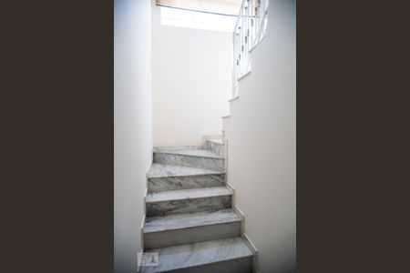 Casa à venda com 205m², 3 quartos e 3 vagas Casa à venda com 205m², 3 quartos e 3 vagasEscada