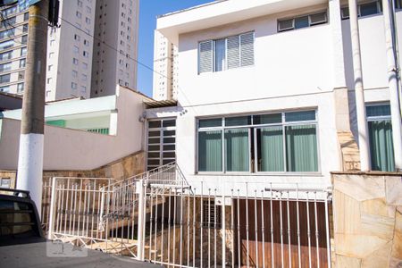 Casa à venda com 205m², 3 quartos e 3 vagas Casa à venda com 205m², 3 quartos e 3 vagasFachada