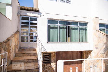 Casa à venda com 205m², 3 quartos e 3 vagas Casa à venda com 205m², 3 quartos e 3 vagasFachada