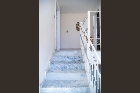 Casa à venda com 205m², 3 quartos e 3 vagas Casa à venda com 205m², 3 quartos e 3 vagasEscada