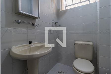 Banheiro de apartamento para alugar com 1 quarto, 38m² em Passo da Areia, Porto Alegre