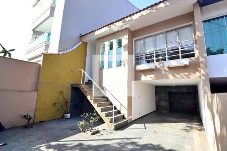 Casa à venda com 240m², 3 quartos e 3 vagasFachada