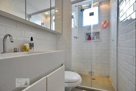 Banheiro de apartamento à venda com 2 quartos, 56m² em Vila Anastácio, São Paulo