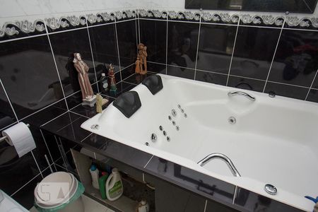 Casa à venda com 300m², 3 quartos e 4 vagasDetalhe banheiro suíte - Banheira