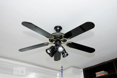 Casa à venda com 300m², 3 quartos e 4 vagasDetalhe quarto suíte - Ventilador