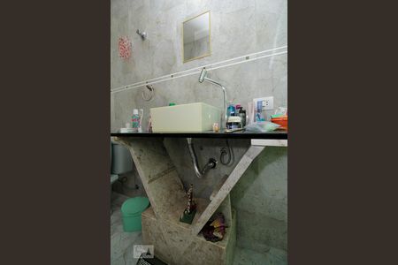 Casa à venda com 300m², 3 quartos e 4 vagasDetalhe banheiro 1 - Pia