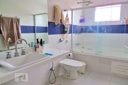 Casa à venda com 350m², 4 quartos e 3 vagasBanheiro 1