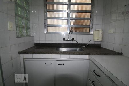Casa para alugar com 100m², 2 quartos e 2 vagasCozinha armários pia