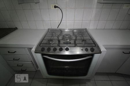 Casa para alugar com 100m², 2 quartos e 2 vagasCozinha armários e fogão