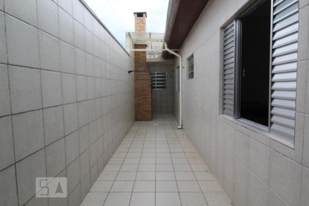 Casa para alugar com 100m², 2 quartos e 2 vagasCorredor lateral