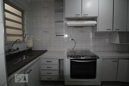 Casa para alugar com 100m², 2 quartos e 2 vagasCozinha armários