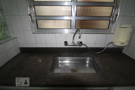 Casa para alugar com 100m², 2 quartos e 2 vagasCozinha armários pia