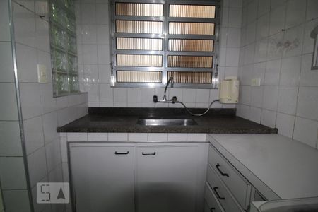 Casa para alugar com 100m², 2 quartos e 2 vagasCozinha armários pia