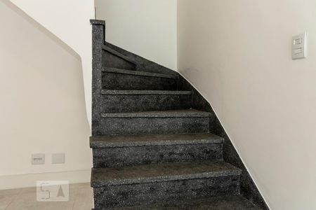 Escada de casa para alugar com 2 quartos, 76m² em Campo Belo, São Paulo