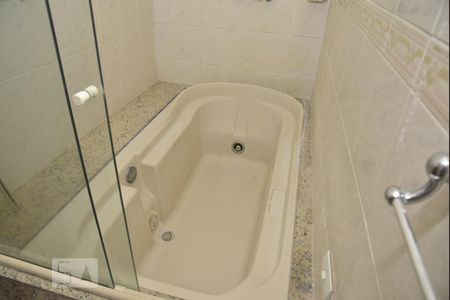 Casa de condomínio à venda com 339m², 4 quartos e 3 vagasBanheiro da Suíte