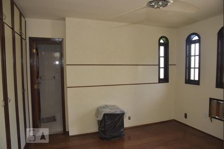 Casa de condomínio à venda com 339m², 4 quartos e 3 vagasSuíte