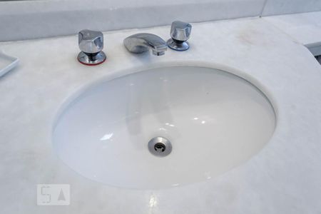 Apartamento à venda com 75m², 2 quartos e 1 vagaBanheiro da Suíte - Pia