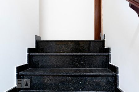 Casa à venda com 150m², 3 quartos e 4 vagasEscada