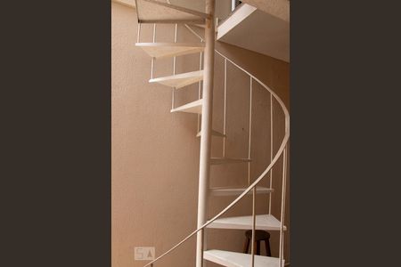 Casa à venda com 150m², 3 quartos e 4 vagasEscada