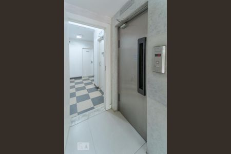 Apartamento para alugar com 70m², 2 quartos e sem vaga Apartamento para alugar com 70m², 2 quartos e sem vagaElevadores hall de entrada