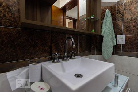 Casa à venda com 200m², 3 quartos e 2 vagas Casa à venda com 200m², 3 quartos e 2 vagasBanheiro