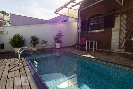 Casa à venda com 200m², 3 quartos e 2 vagas Casa à venda com 200m², 3 quartos e 2 vagasPiscina