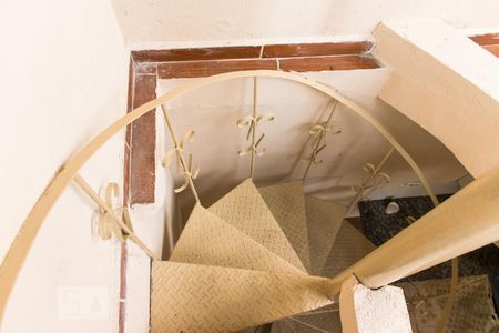 Casa à venda com 189m², 3 quartos e 2 vagasEscadas