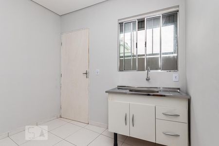 Cozinha de kitnet/studio para alugar com 1 quarto, 23m² em Vila Tolstoi, São Paulo