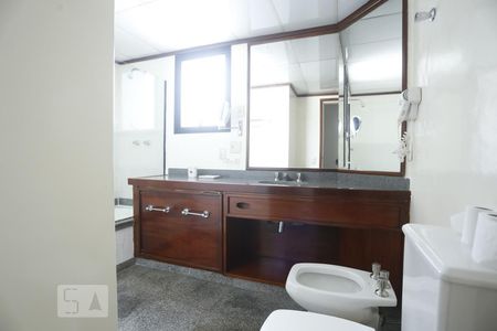 Banheiro de kitnet/studio para alugar com 1 quarto, 48m² em Consolação, São Paulo
