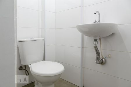 Banheiro de serviço de apartamento para alugar com 2 quartos, 77m² em Bela Vista, São Paulo