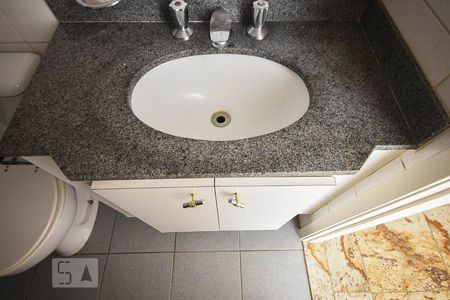 Apartamento à venda com 74m², 3 quartos e 2 vagas Apartamento à venda com 74m², 3 quartos e 2 vagasPia do banheiro