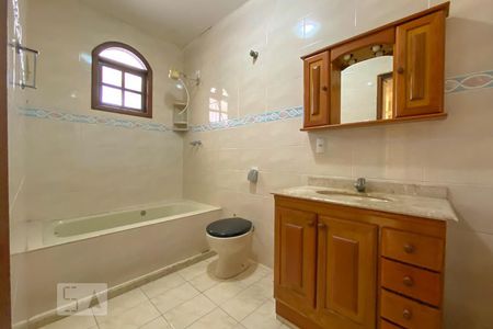 Casa à venda com 300m², 4 quartos e sem vagaBanheiro da Suíte 4