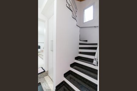 Casa à venda com 180m², 3 quartos e 6 vagasEscadas para churrasqueira