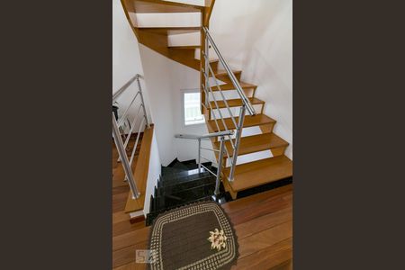 Casa à venda com 180m², 3 quartos e 6 vagasEscadas para churrasqueira