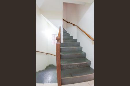 Casa de condomínio à venda com 276m², 5 quartos e 3 vagas Casa de condomínio à venda com 276m², 5 quartos e 3 vagasEscada para o Sotão