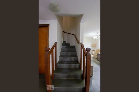 Casa de condomínio à venda com 276m², 5 quartos e 3 vagas Casa de condomínio à venda com 276m², 5 quartos e 3 vagasEscada para o 2° andar