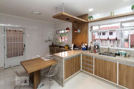 Casa à venda com 250m², 3 quartos e 3 vagas Casa à venda com 250m², 3 quartos e 3 vagasCozinha