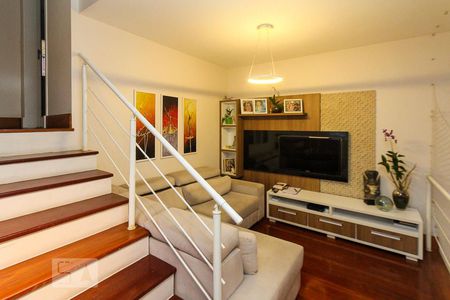 Casa à venda com 250m², 3 quartos e 3 vagas Casa à venda com 250m², 3 quartos e 3 vagasSala de TV