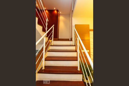 Casa à venda com 250m², 3 quartos e 3 vagas Casa à venda com 250m², 3 quartos e 3 vagasEscada