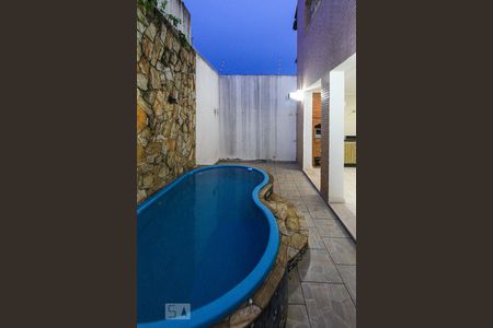 Casa à venda com 250m², 3 quartos e 3 vagas Casa à venda com 250m², 3 quartos e 3 vagasPiscina