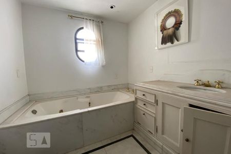 Apartamento para alugar com 470m², 3 quartos e 5 vagasBanheira da Suíte 2